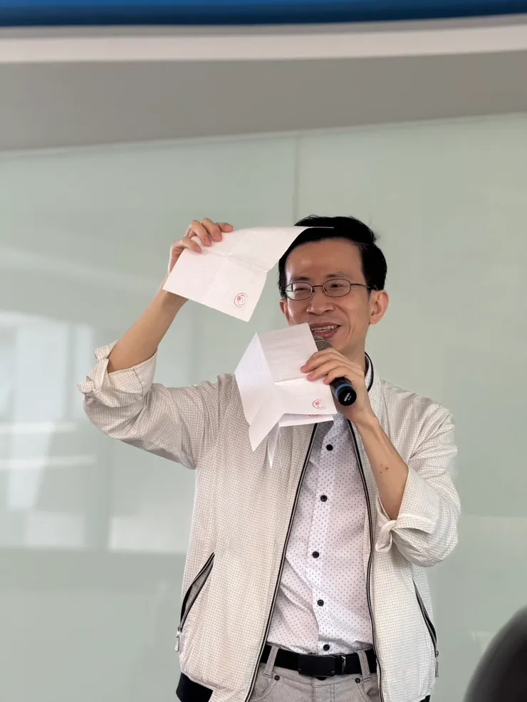 信紙上是密密麻麻的文字，愛大也以同樣的份量回信。頭一次讓我覺得，文字真的可以很有重量。