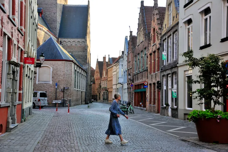 【陽光下市街充滿幾何形狀與色彩 別問任一小巷的名只管往裡面踩】