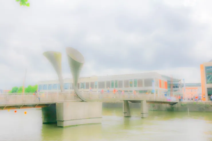 布里斯托的角號橋(Pero's Bridge)一景