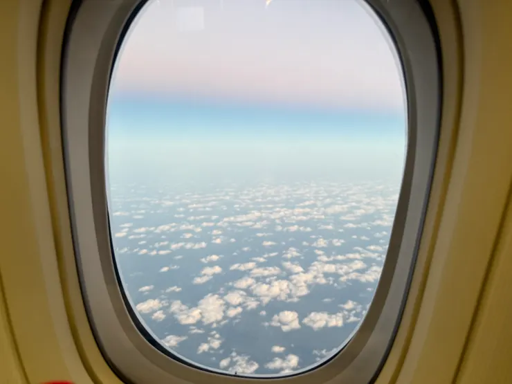 窗戶外的雲朵非常可愛