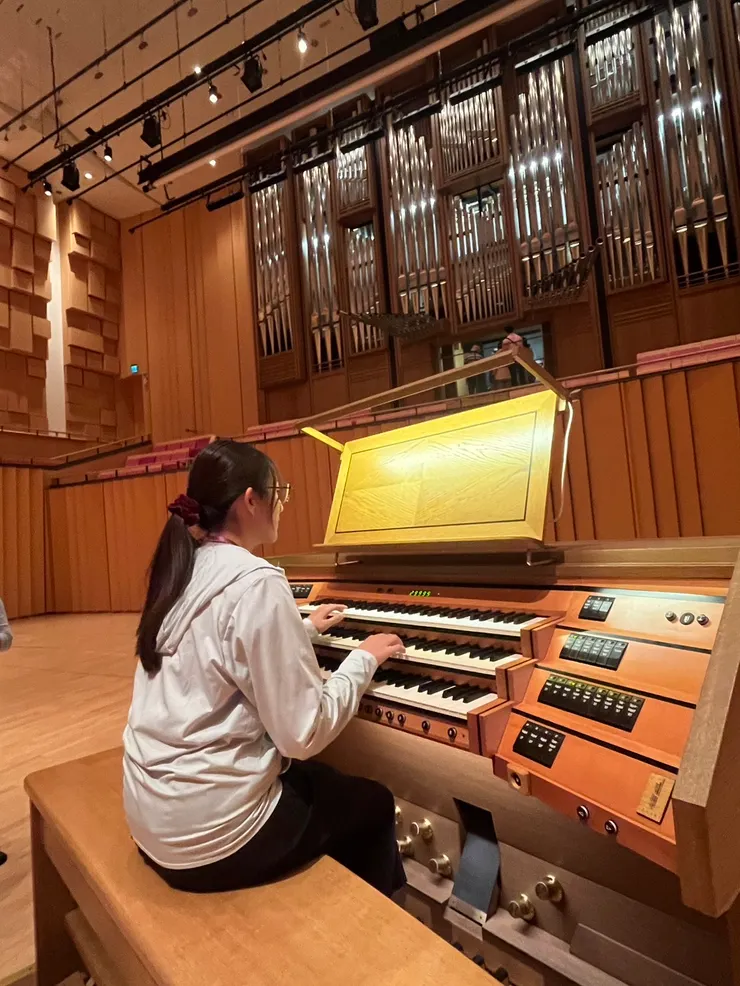 零距離體驗，甚至能親手彈琴！（附上一張假裝會彈琴的我）
