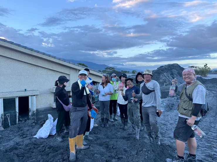 挖到酒後開心的受災戶與志工