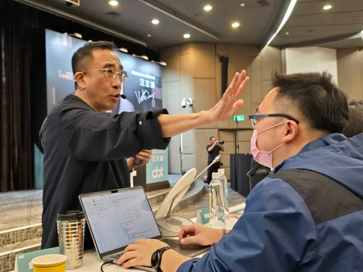 坐在第一排搖滾區，受到老師的加持（其實是作示範）