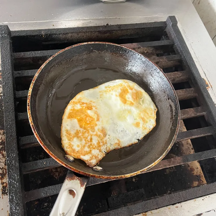 兩面煎到金黃即可,沾蛋我個人會用專用的不沾鍋,對自信心很有幫助。