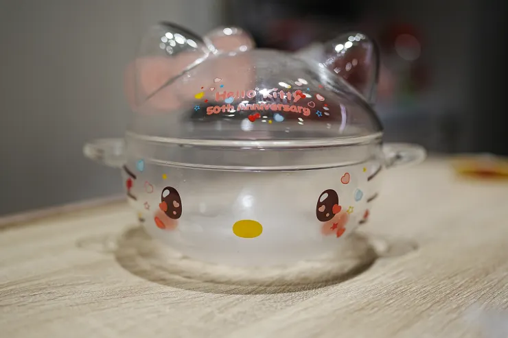 冷藏中的kitty貓，臉上還有霧氣