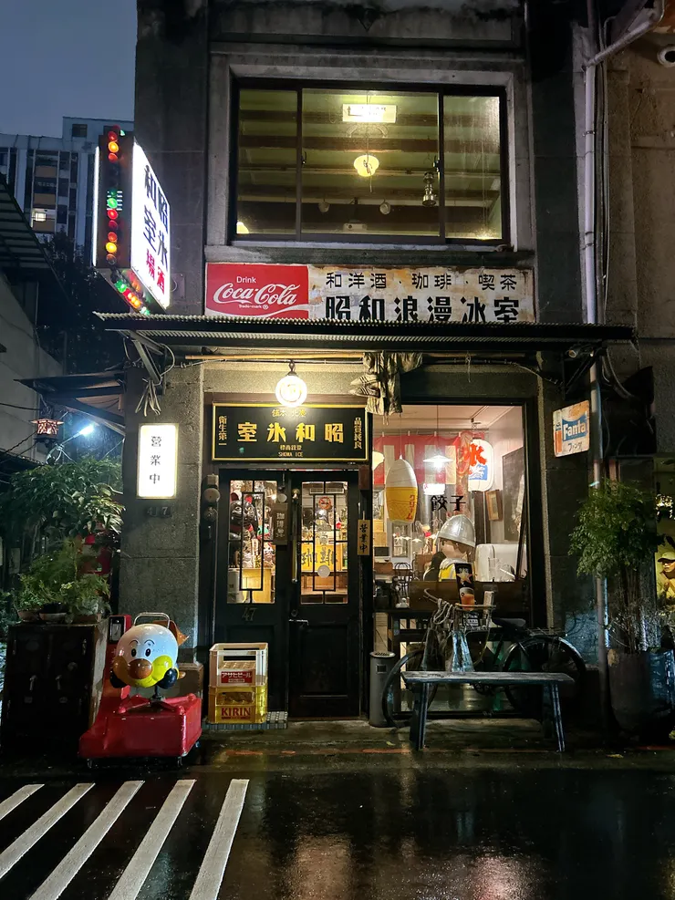 夜色中的咖啡廳，隱隱透出的柔和燈光，不由地吸引人駐足。