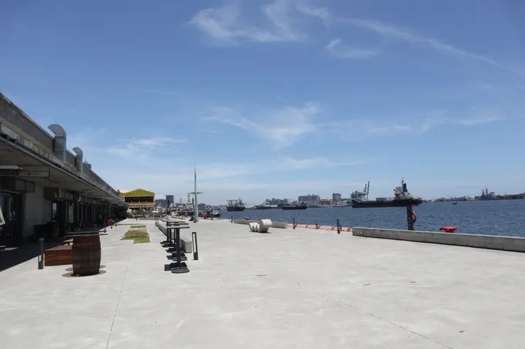 警戒期間空無一人的正午時分棧貳庫