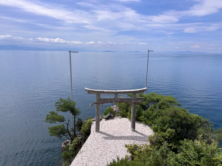 鳥居，就在湖邊，很美