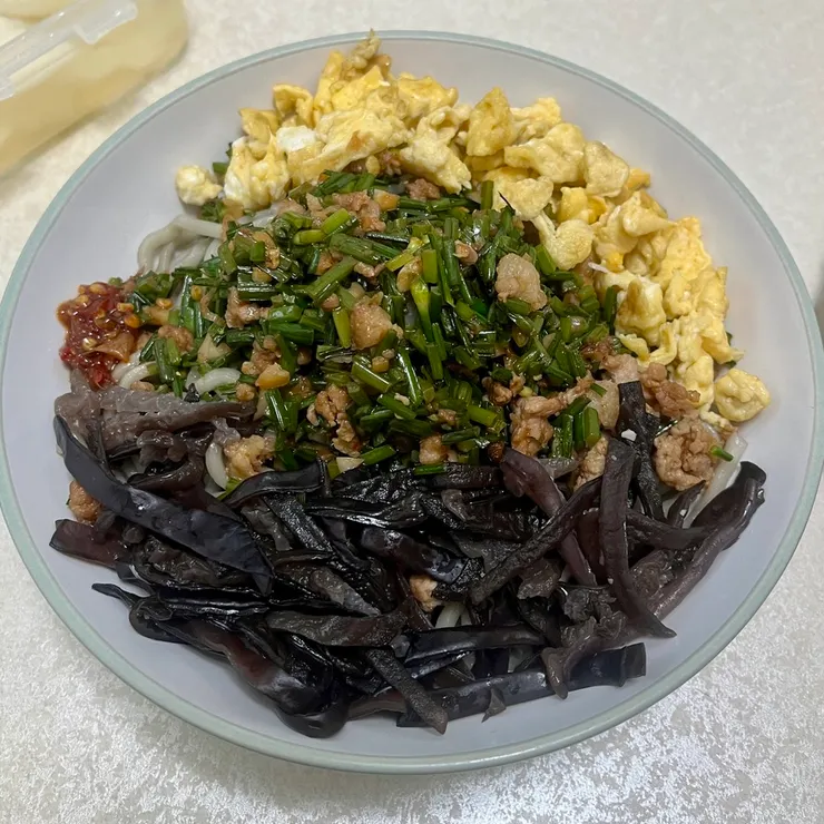 這次做的拌麵,就是料滿到看不到底下的麵了