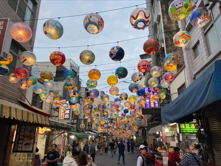 傍晚，街上的燈籠亮起微光。