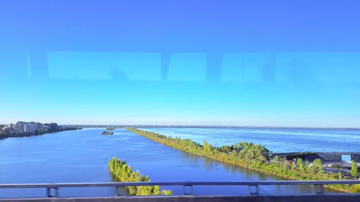 聖羅倫斯河水量充沛，兩岸集中了魁北克80%的人口。