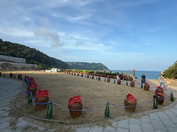 南竿遊客中心外拿廢棄的酒甕與酒瓶當裝飾