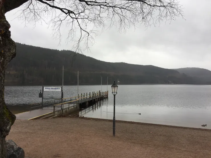 關閉的蒂蒂湖碼頭，連遊湖的船支都隱藏了（夏天的蒂蒂湖可是德國的渡假勝地）