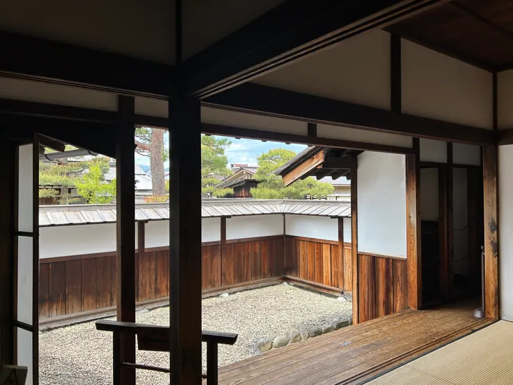 喜歡坐在廊上，看著廊外的景色(我想，這裡能實現所謂的飛簷走壁吧！)