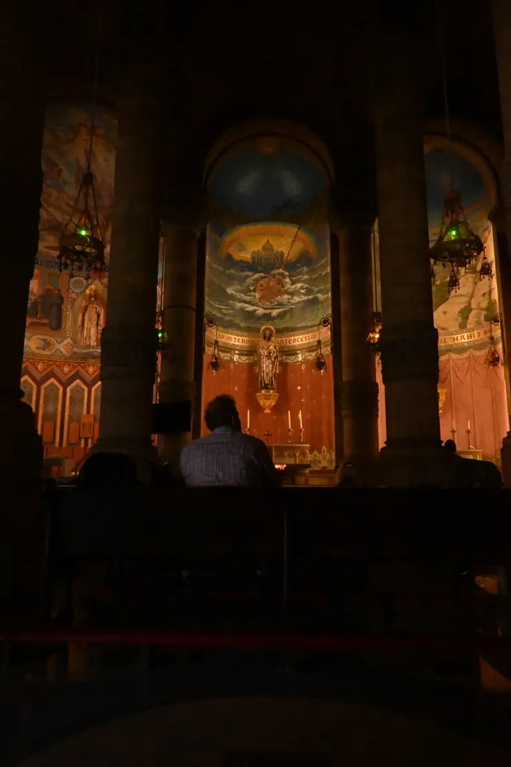 聖心聖殿內的馬賽克壁畫，色彩與風格細緻而優雅 