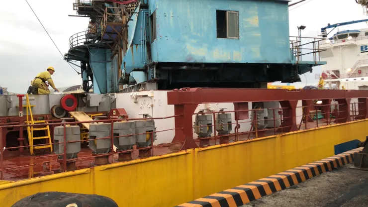 【海吊船如期抵達這過程難得一遇!準備吊上船。主辦同仁至逸攝。】