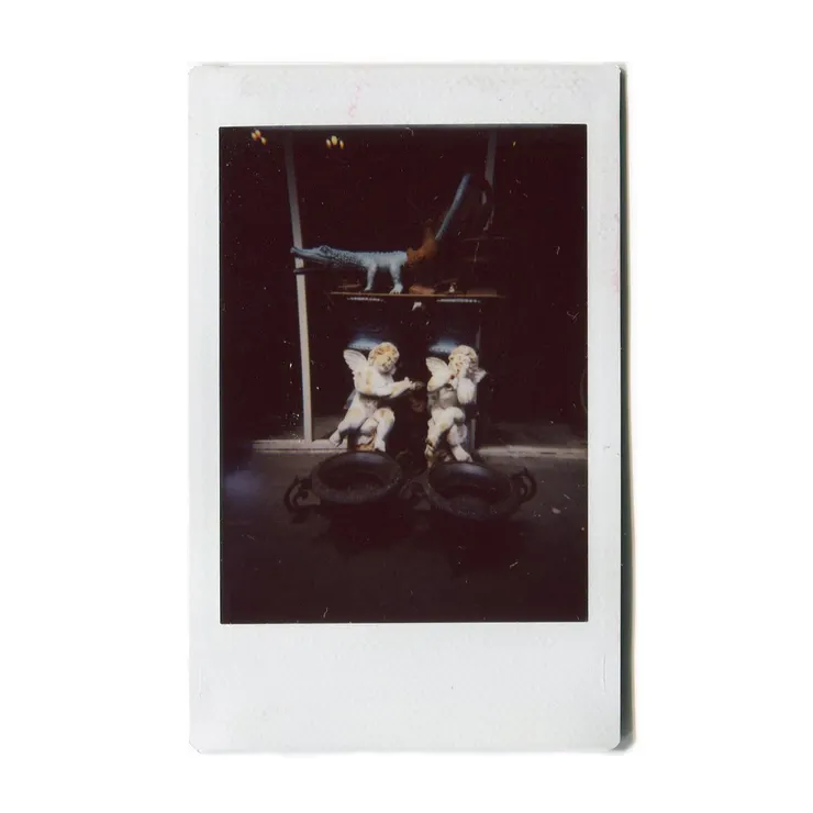 在巴黎古董跳蚤市場遇見的小天使。