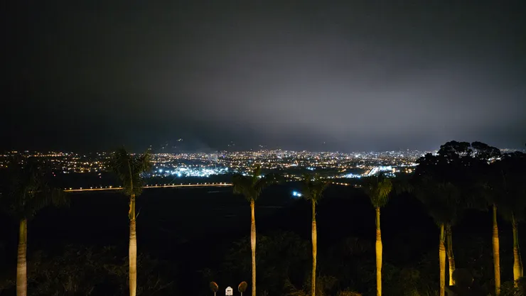 房間窗外的夜景儒儒也很滿意!