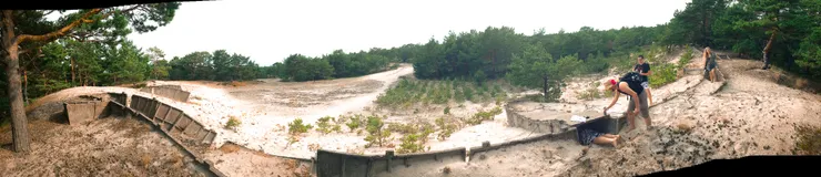 看到了嗎? 這麼小的入口也硬要躺進去一探究竟....XD ( 這是一條滿長的溝渠 ) SHOT BY EMMA.