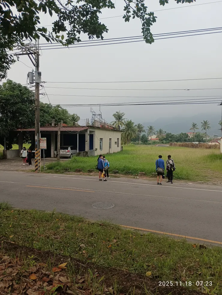 閒引學子奔赴途，自拍攝