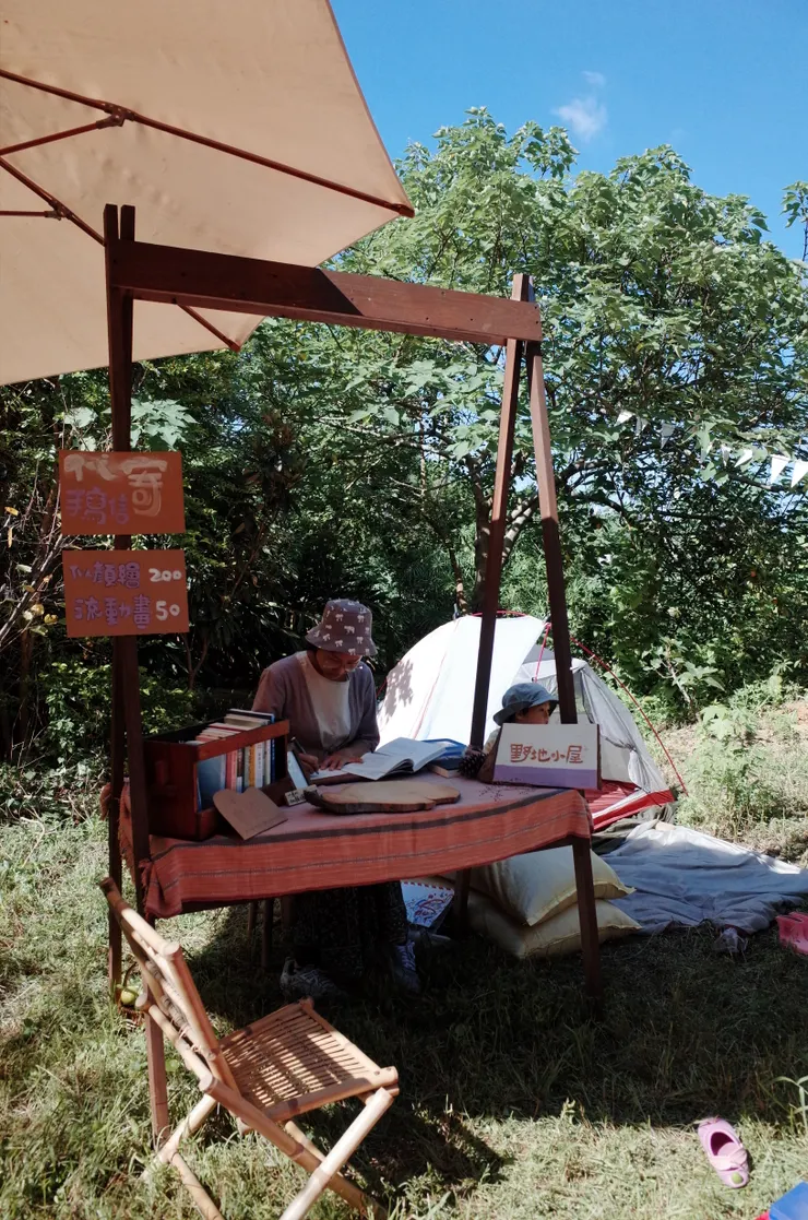 野地小屋，畫畫中。