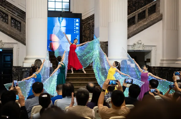 開幕表演的華麗舞者