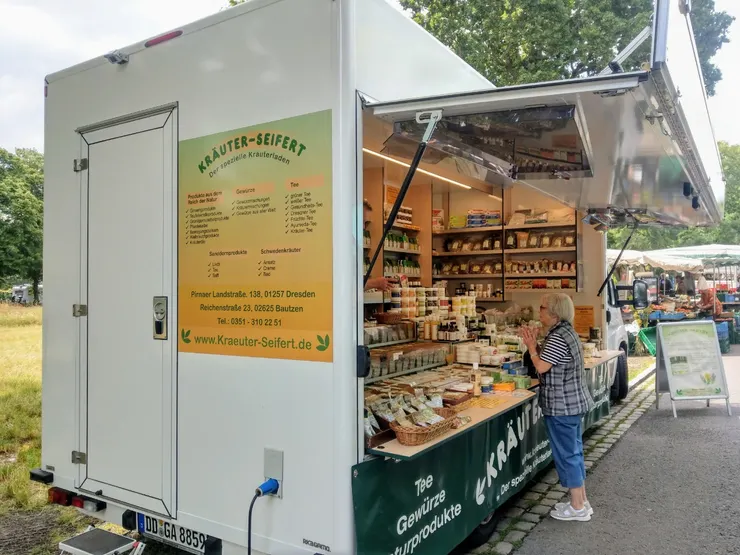 賣各種草藥的攤車