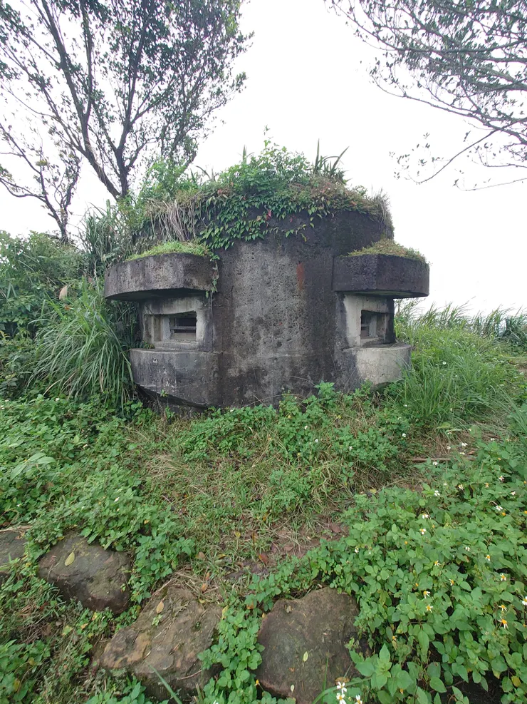 後半段的路況相對好走不泥濘，許多這種廢棄碉堡