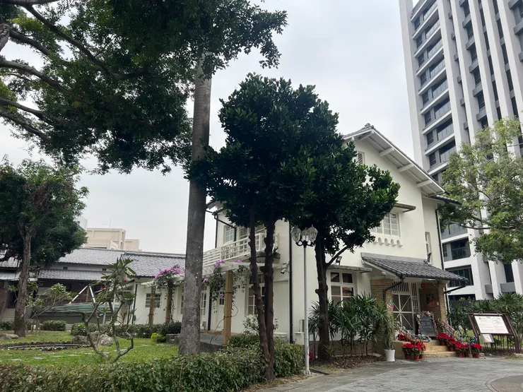 行館就在花木扶疏處