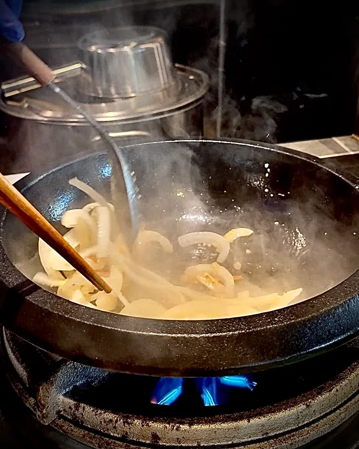 用食材先拌炒出香氣