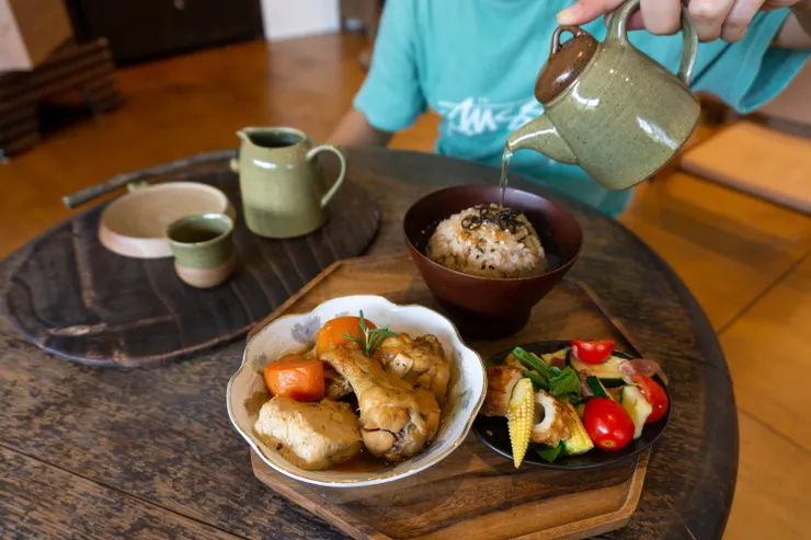 茶泡飯，最重要的就是把茶湯沖入飯碗的一刻啊，一定要請朋友幫忙拍下這個儀式感啊