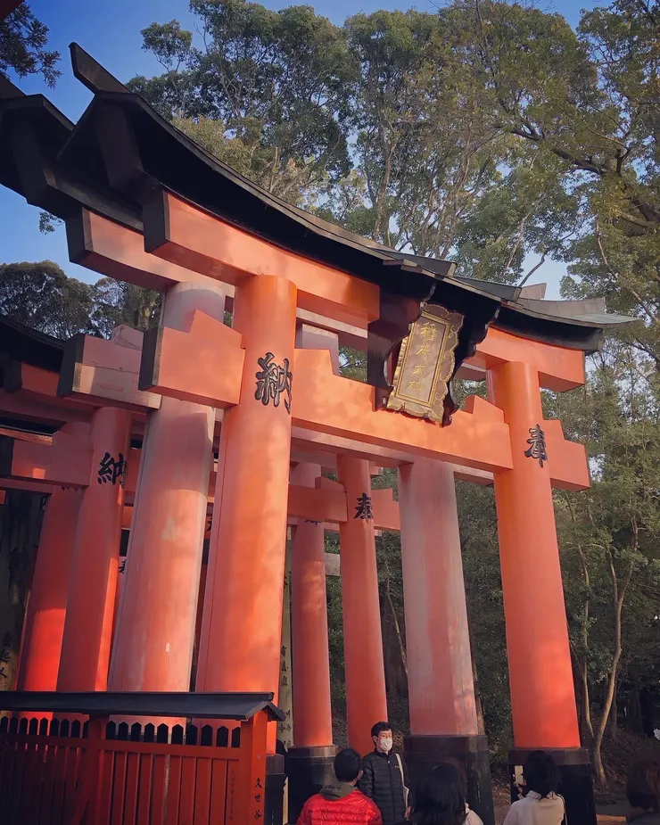 旅人抬頭仰望，有人輕聲讚嘆，這裡不只是起點，更像是一扇邀請的門。