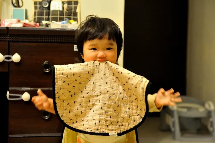 【早上7點多，吃飯前，仍穿著防踢被在客廳玩的萬萬。】