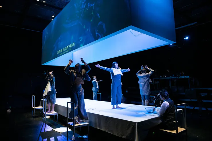 餐桌上的演員是來自日本的Kanako