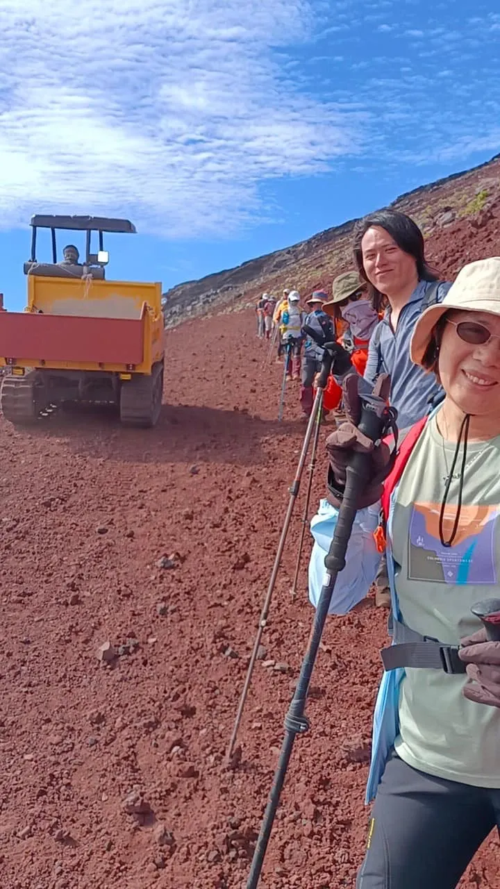 壓土機來回壓平爍石