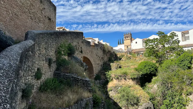 順著教堂旁的路走就是老老橋