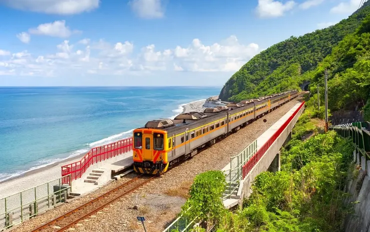 多良車站被譽為全台最美的車站，可以俯瞰太平洋，是鐵道迷必踩的景點。
