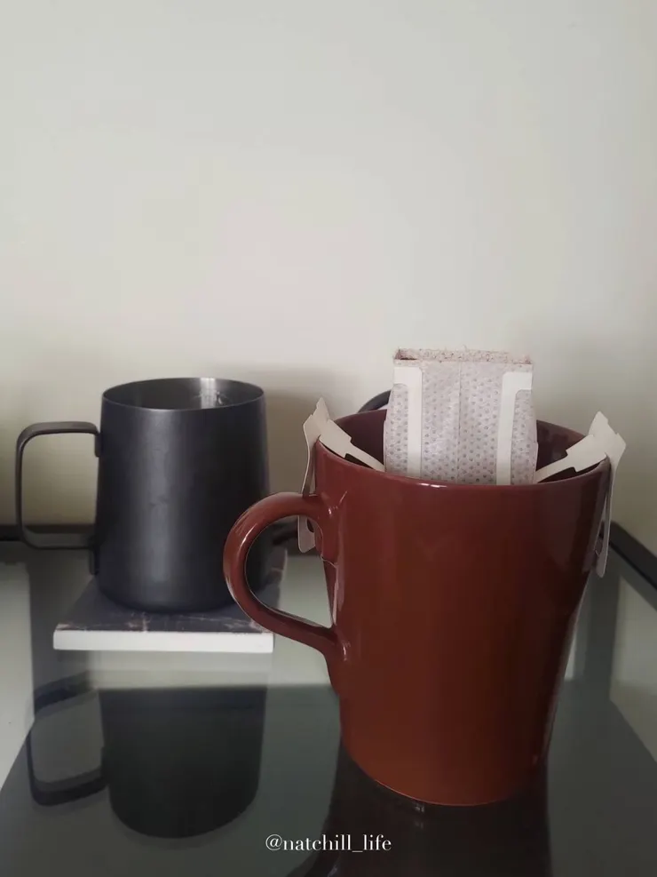 準備手沖壺與杯子