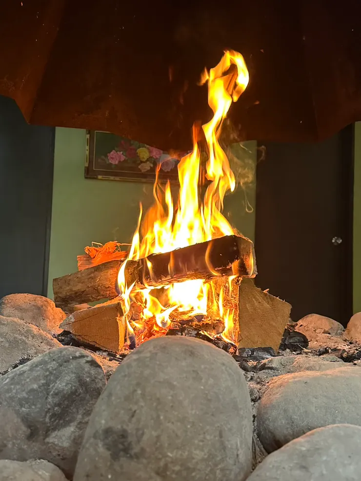 天冷燒起柴火了