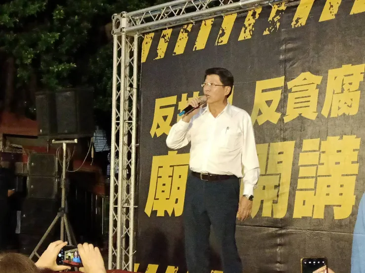 謝龍介呼籲鄉親好友們勿讓民進黨的抹黑計畫得逞，別讓劣幣驅逐良幣。圖／馬文君辦公室提供