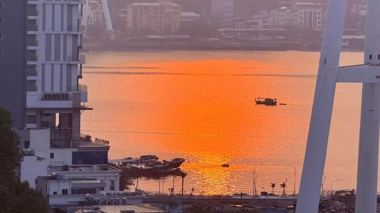 朝陽在海面上灑下一片橘