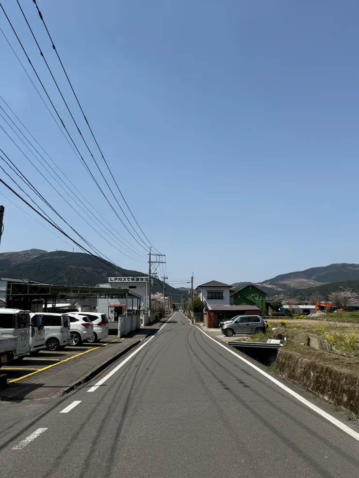 直走就可以到達由布院商店街