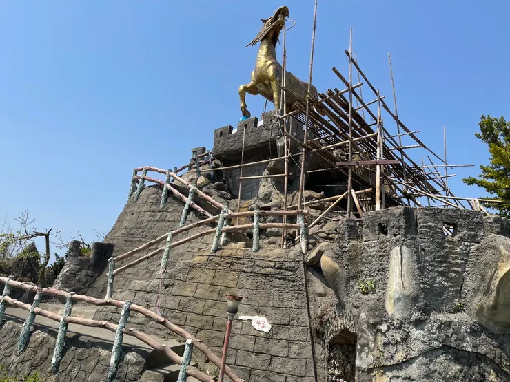 指標43要往馬的方向爬上去，但馬在維修