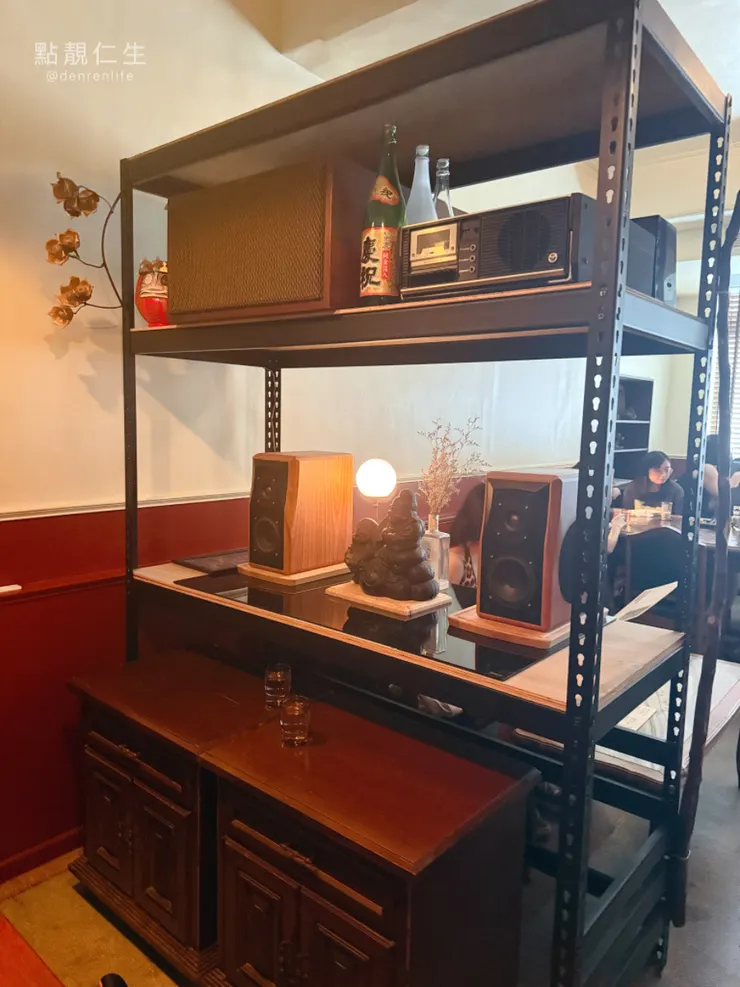 教堂椅第一排前面有層架