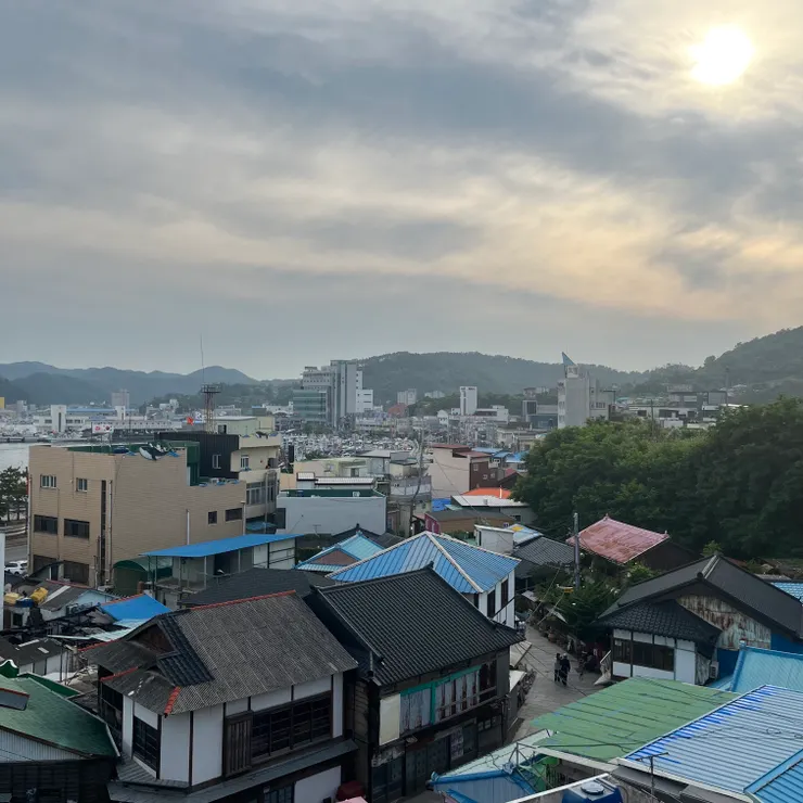 公園半山腰望去的小鎮景色。