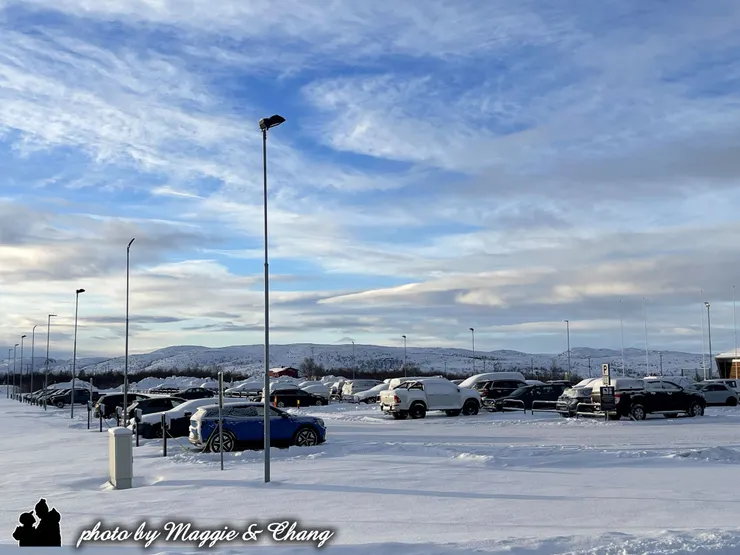 希爾克內斯機場充滿極地風情的停車場