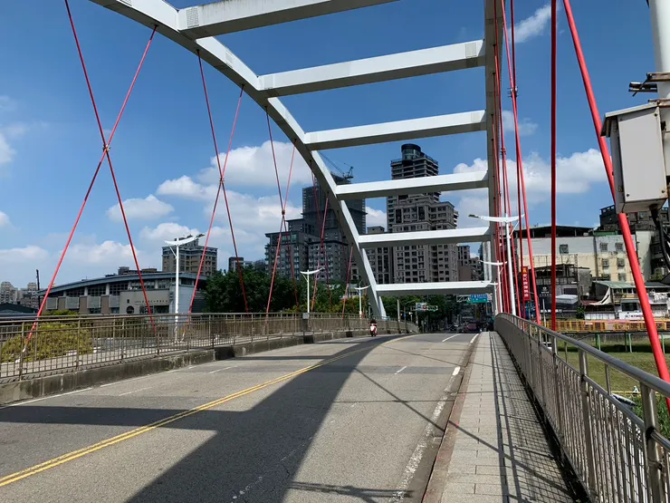 景美橋，過了橋就是景美夜市了。