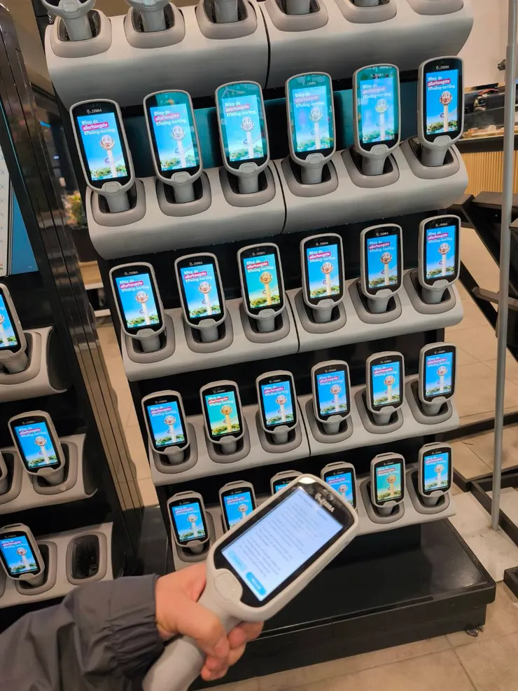 進入超市前拿一台掃碼機