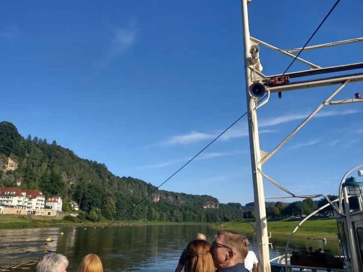 船是無動力的，靠繩索移動（綁著一串浮筒）