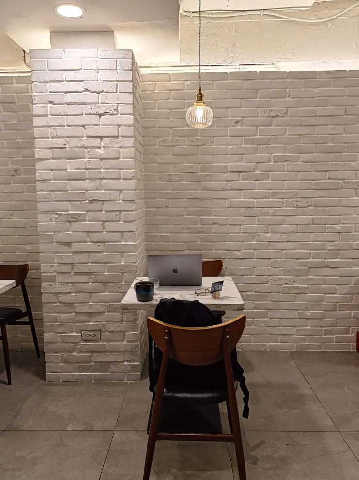 最靠近水族箱的位子